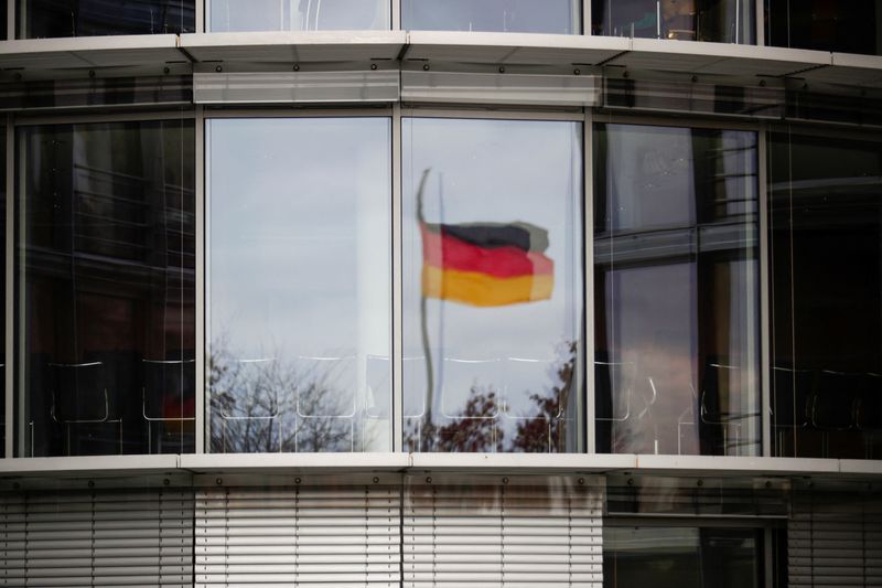 &copy; Reuters. La bandiera tedesca riflessa sulla finestra di un palazzo a Berlino. REUTERS/Hannibal Hanschke
