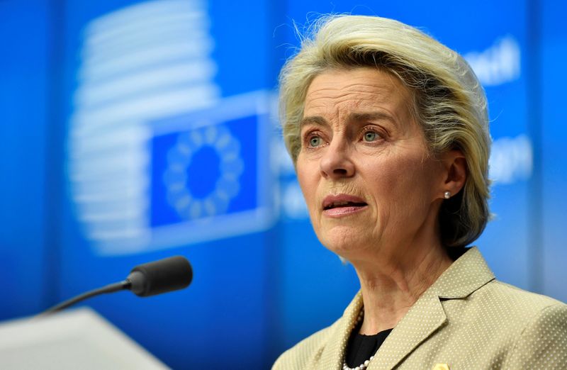 &copy; Reuters. FOTO DE ARCHIVO: La presidenta de la Comisión Europea, Ursula von der Leyen, se dirige a una rueda de prensa tras una cumbre de la UE en Bruselas, Bélgica, 17 de diciembre de 2021. REUTERS/Geert Vanden Wijngaert