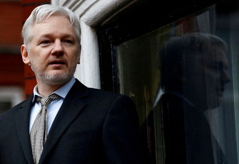 &copy; Reuters. FOTO DE ARCHIVO: El fundador de WikiLeaks, Julian Assange, da un discurso desde el balcón de la embajada de Ecuador, en el centro de Londres, Reino Unido, 5 de febrero de 2016. REUTERS/Peter Nicholls