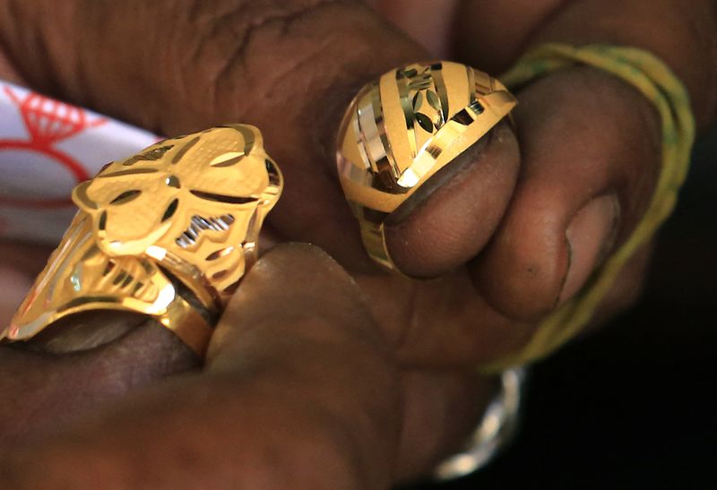 &copy; Reuters. مشغولات ذهبية في سوق الذهب بأم درمان. صورة من أرشيف رويترز