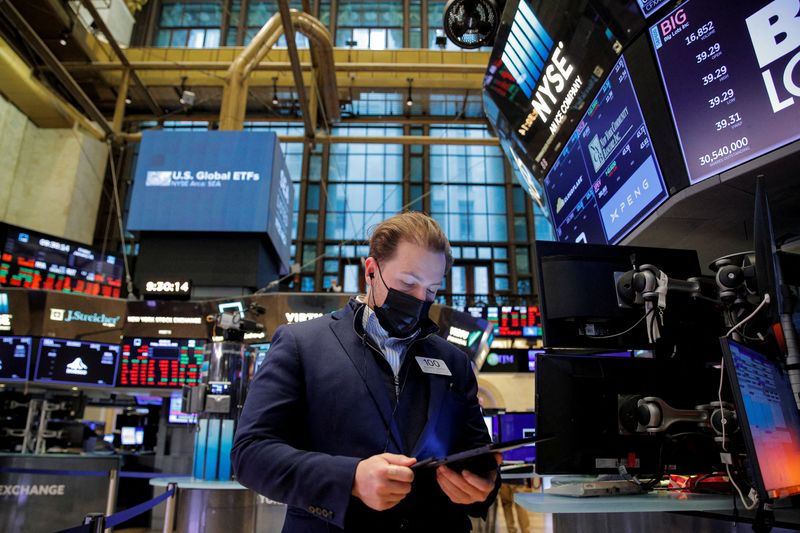 &copy; Reuters. A trader works on the floor of the New York Stock Exchange (NYSE) in New York City, U.S., January 21, 2022.  REUTERS/Brendan McDermid