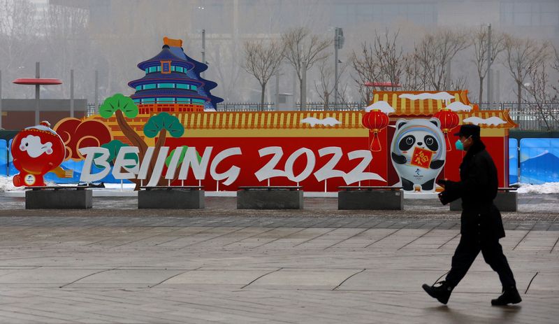 &copy; Reuters. Guarda passa perto de cartas sobre a Olimpíada de Inverno Pequim 2022 em Pequim
24/01/2022 REUTERS/Fabrizio Bensch