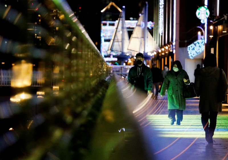 &copy; Reuters. Pessoas usando máscaras caminham em Tóquio durante pandemia de Covid-19
22/01/2022 REUTERS/Issei Kato