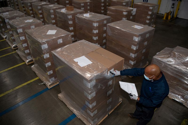 &copy; Reuters. FOTO DE ARCHIVO: Un empleado de Pfizer revisa las cajas que contienen Paxlovid, píldoras para el tratamiento de COVID-19, en una instalación de distribución en Memphis, Tennessee, EEUU, en esta foto distribuida por la empresa sin fecha. Pfizer/Handout 