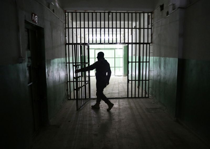&copy; Reuters. حارس يتفقد زنزانات سجن في شمال سوريا يضم سجناء من تنظيم الدولة الإسلامية. صورة من أرشيف رويترز