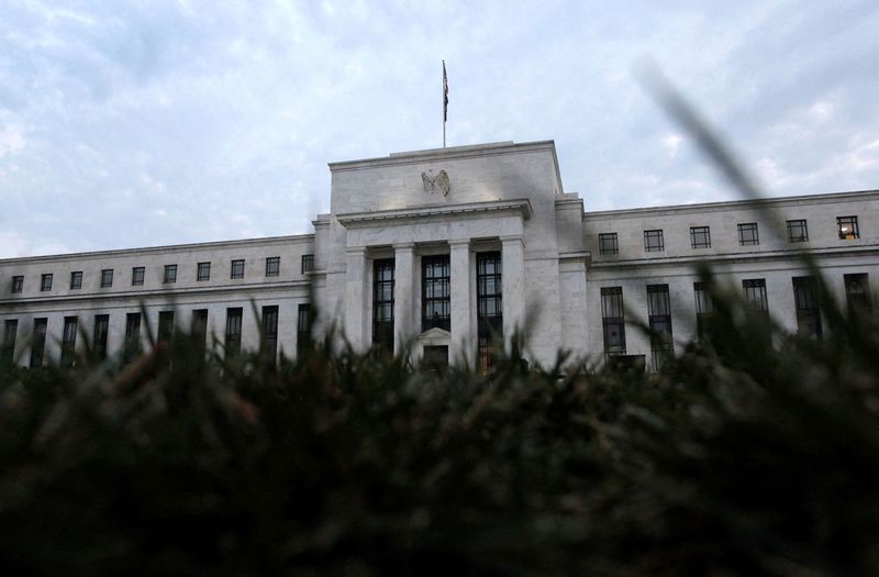 © Reuters. FILE PHOTO: A general view of the U.S. Federal Reserve building in Washington, July 31, 2013. REUTERS/Jonathan Ernst/File Photo