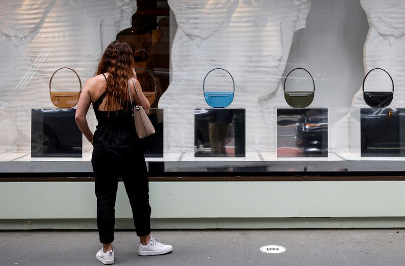 © Reuters. A shopper looks at handbags at Burberry on 5th Avenue in New York City, U.S., May 24, 2021.  REUTERS/Brendan McDermid