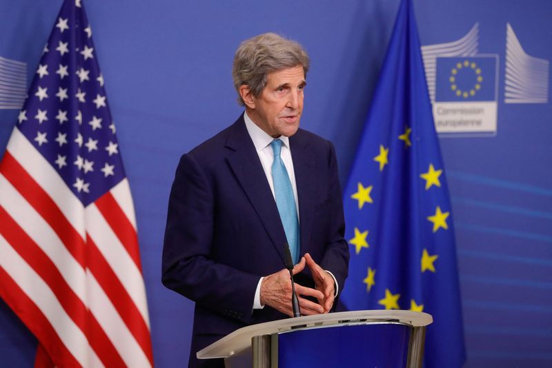 &copy; Reuters. Imagen de archivo del enviado presidencial especial para el clima de Estados Unidos, John Kerry, y el ejecutivo de la Comisión de la UE y comisario de Protección del Clima, Frans Timmermans (fuera de cuadro) ofrecen una conferencia de prensa antes de un