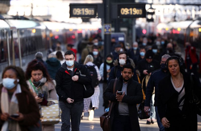 &copy; Reuters. FILE PHOTO: People walk along a platform at King's Cross train station, amid the ongoing coronavirus disease (COVID-19) outbreak in London, Britain, January 21, 2022. REUTERS/Henry Nicholls