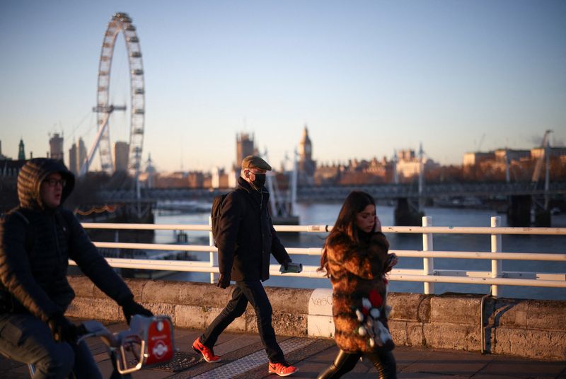 © Reuters. FILE PHOTO: People walk and cycle over Waterloo Bridge during morning rush hour, amid the ongoing coronavirus disease (COVID-19) pandemic in London, Britain, January 21, 2022. REUTERS/Henry Nicholls