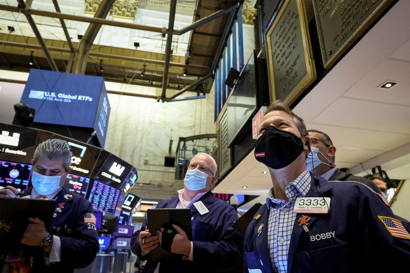 © Reuters. Traders work on the floor of the New York Stock Exchange (NYSE) in New York City, U.S., January 21, 2022.  REUTERS/Brendan McDermid