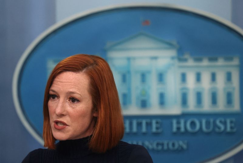 © Reuters. السكرتيرة الصحفية البيت الأبيض جين ساكي تتحدث خلال مؤتمر صحفي في واشنطن يوم الاثنين. تصوير:رويترز.