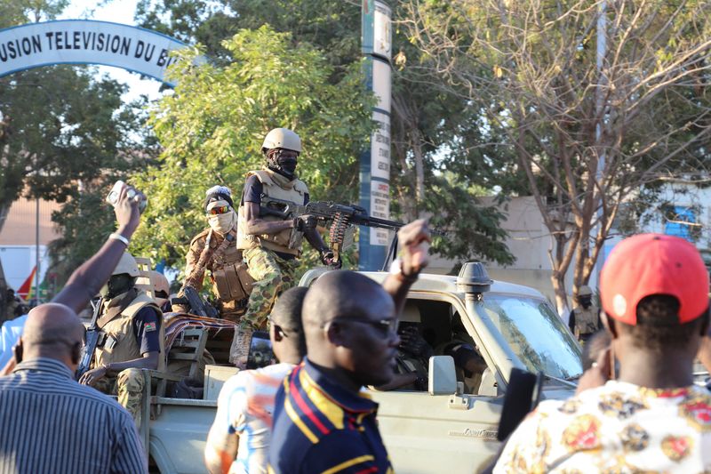 © Reuters. مواطنون يظهرون دعمهم لقوات الجيش عقب الإطاحة برئيس بوركينا فاسو روك كابوري وذلك خارج مبنى التلفزيون الحكومي في واجادوجو يوم الاثنين. تصوير:رويترز.