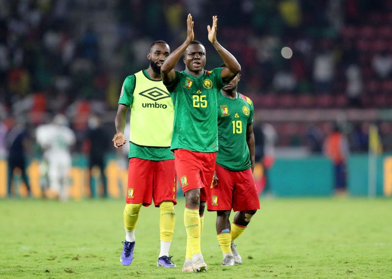 © Reuters. مجموعة من لاعبي الكاميرون يصفقون لجماهيرهم عقب الفوز على جزر القمر في كأس الأمم الافريقية لكرة القدم في ياوندي يوم الاثنين. تصوير:محمد عبد الغني-رويترز.