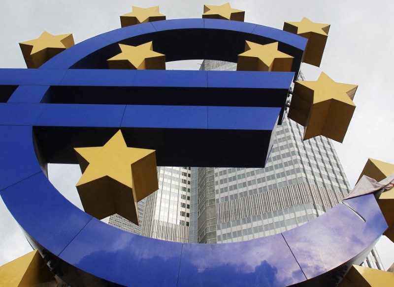 © Reuters. مجسم لشعار اليورو خارج مقر البنك المركزي الأوروبي في فرانكفورت - صورة من أرشيف رويترز.