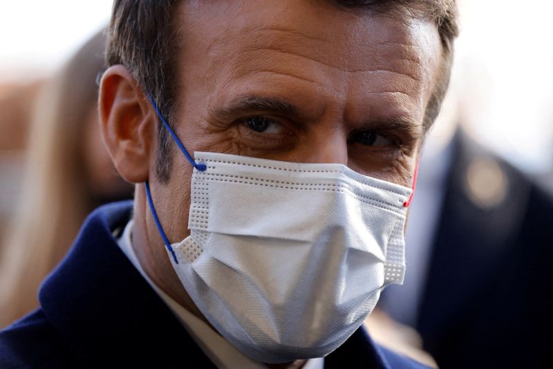 &copy; Reuters. Le président français Emmanuel Macron a déclaré lundi qu'une désescalade des tensions au sujet de l'Ukraine devait passer par l'expression de mises en garde fermes et crédibles à l'égard de la Russie, a annoncé l'Elysée dans un communiqué. /Pho