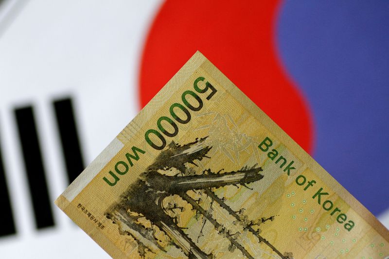 &copy; Reuters.   １月２５日、韓国政府は通貨ウォンのスポット取引時間を拡大し、海外投資家の参加を認める方向で検討していると表明した。写真はウォン紙幣。２０１７年５月撮影（２０２２年　ロイ