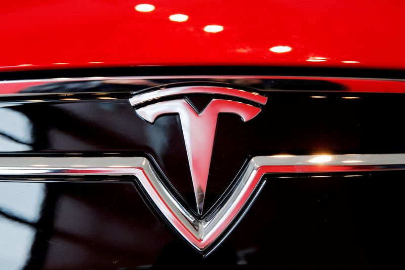 © Reuters. FILE PHOTO: A Tesla logo on a Model S is photographed inside of a Tesla dealership in New York, U.S., April 29, 2016. REUTERS/Lucas Jackson/File Photo