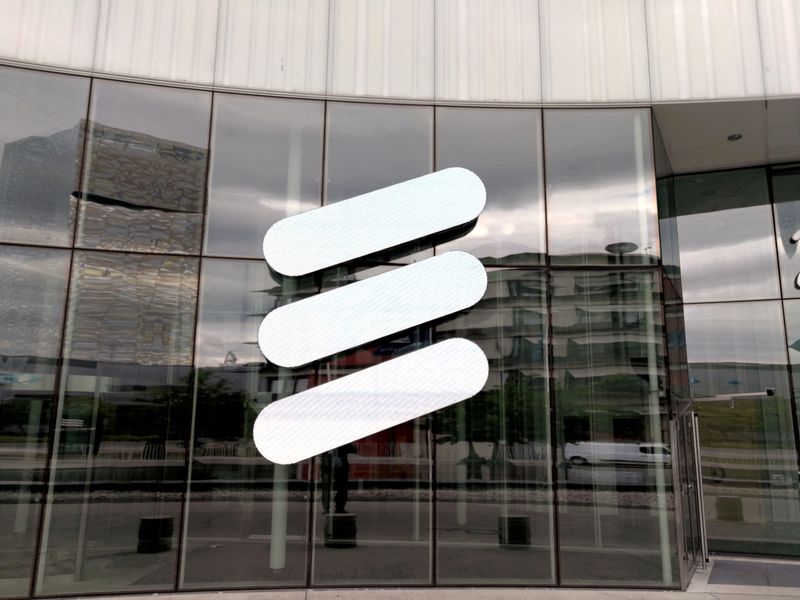 &copy; Reuters. FILE PHOTO: Ericsson logo is seen at its headquarters in Stockholm, Sweden June 14, 2018. REUTERS/Olof Swahnberg/