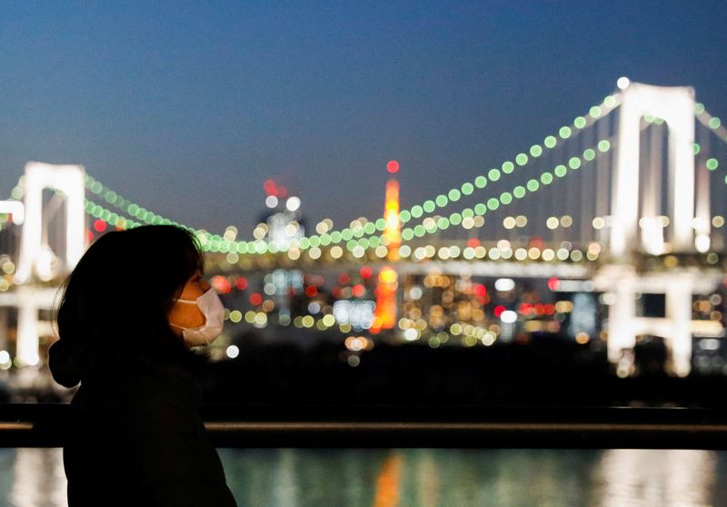 &copy; Reuters. Le Japon devrait élargir mardi le nombre des régions concernées par des mesures sanitaires strictes destinées à lutter contre l'épidémie de coronavirus. /Photo prise le 22 janvier 2022/REUTERS/Issei Kato