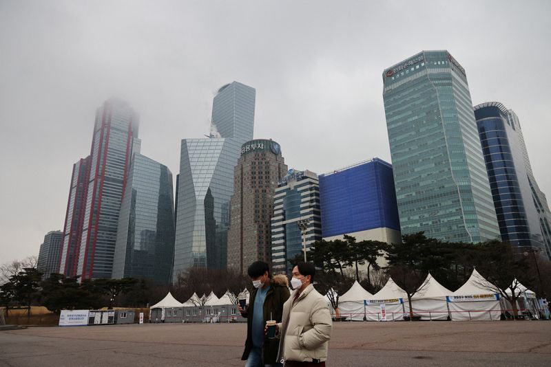 © Reuters. Men wearing masks to prevent contracting the coronavirus disease (COVID-19) walk at an empty park in Seoul, South Korea, January 25, 2022.   REUTERS/Kim Hong-Ji