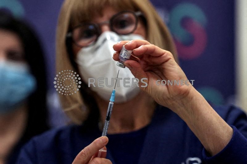 &copy; Reuters. Un'infermiera prepara una quarta dose i vaccino contro il Covid allo Sheba Medical Center di Ramat Gan, Israele. 27 dicembre 2021. REUTERS/Ronen Zvulun/File Photo
