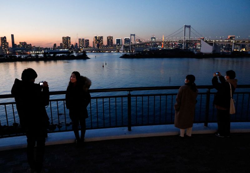 &copy; Reuters. 　１月２５日、政府は、まん延防止等重点措置の対象地域に関西圏や北海道など１８道府県を追加し、すでに適用されている沖縄など３県も期限を延長する。お台場で２２日撮影（２０２２