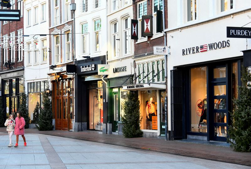 &copy; Reuters. Le gouvernement néerlandais devrait annoncer mardi la réouverture des restaurants, des bars et des théâtres malgré le nombre record de cas de COVID-19 dans le pays. /Photo prise le 21 décembre 2021/REUTERS/Piroschka van de Wouw