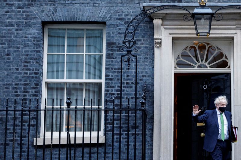 © Reuters. FILE PHOTO: British Prime Minister Boris Johnson waves as he leaves Downing Street, in London, Britain, January 19, 2022. REUTERS/John Sibley/File Photo