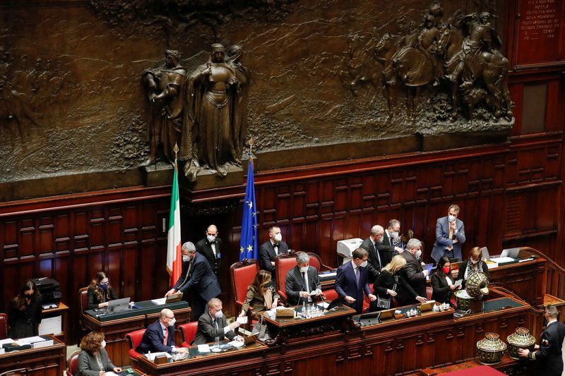 &copy; Reuters. El presidente de la cámara baja del parlamento, Roberto Fico, lee los nombres en las papeletas mientras comienza el recuento de votos para elegir al nuevo presidente del país, en la Cámara de Diputados en Roma, Italia, 24 de enero de 2022. REUTERS/Yara
