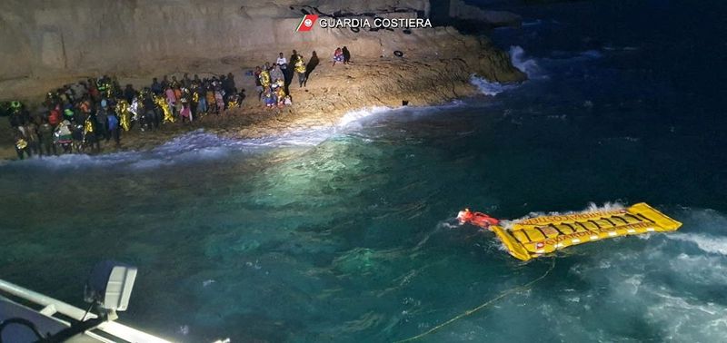 &copy; Reuters. FOTO DE ARCHIVO: Miembros de los guardacostas italianos rescatan a 125 migrantes que fueron encontrados varados en las costas de Isola dei Conigli, una pequeña isla cercana a Lampedusa, Italia, 9 de septiembre de 2021. REUTERS/Guardacostas italianos