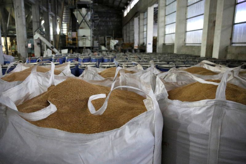 &copy; Reuters. Imagen de archivo de sacos de ingredientes de pienso dentro de una planta de producción de alimentos de New Hope Liuhe en Xichang, durante una visita de la prensa organizada por el gobierno en la Prefectura Autónoma de Liangshan Yi, provincia de Sichuan
