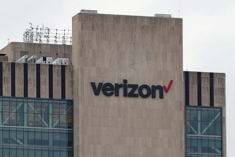 Verizon beats quarterly subscriber addition estimates, expects strong 2022