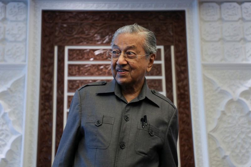 &copy; Reuters. رئيس الوزراء الماليزي السابق مهاتير محمد في كوالالمبور بصورة من أرشيف رويترز.
