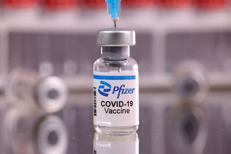 &copy; Reuters. Imagen de archivo ilustrativa de un vial con la etiqueta &quot;Pfizer COVID-19 Vacuna&quot;