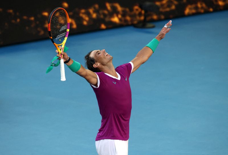 &copy; Reuters. Tenis - Open de Australia - Melbourne Park, Melbourne, Australia - 25 de enero de 2022 El español Rafael Nadal celebra la victoria en su partido de cuartos de final contra el canadiense Denis Shapovalov REUTERS/Loren Elliott