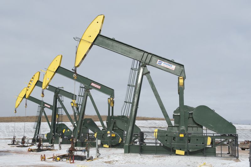 &copy; Reuters. Pumpjacks taken out of production temporarily stand idle at a Hess site while new wells are fracked near Williston, North Dakota November 12, 2014.    REUTERS/Andrew Cullen/File Photo            