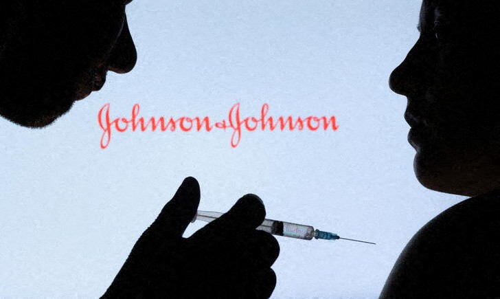 &copy; Reuters. People pose with syringe with needle in front of displayed Johnson & Johnson logo in this illustration taken, December 11, 2021. REUTERS/Dado Ruvic/Illustration