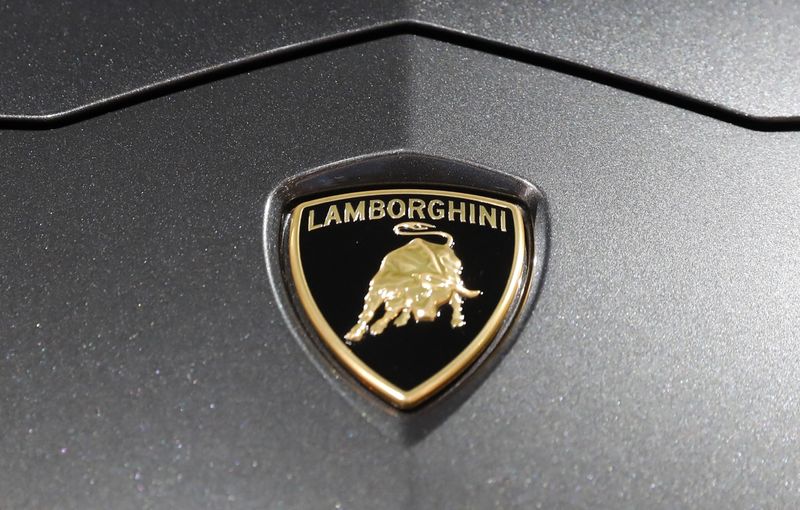 &copy; Reuters. Foto de archivo ilustrativa del logo de Lamborghini en un automóvil. 
Mar 29, 2018. REUTERS/Shannon Stapleton
