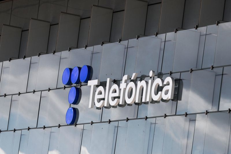 &copy; Reuters. FOTO DE ARCHIVO: El logotipo de la empresa española de telecomunicaciones Telefónica en su sede en Madrid, España, el 12 de mayo de 2021. REUTERS/Sergio Pérez