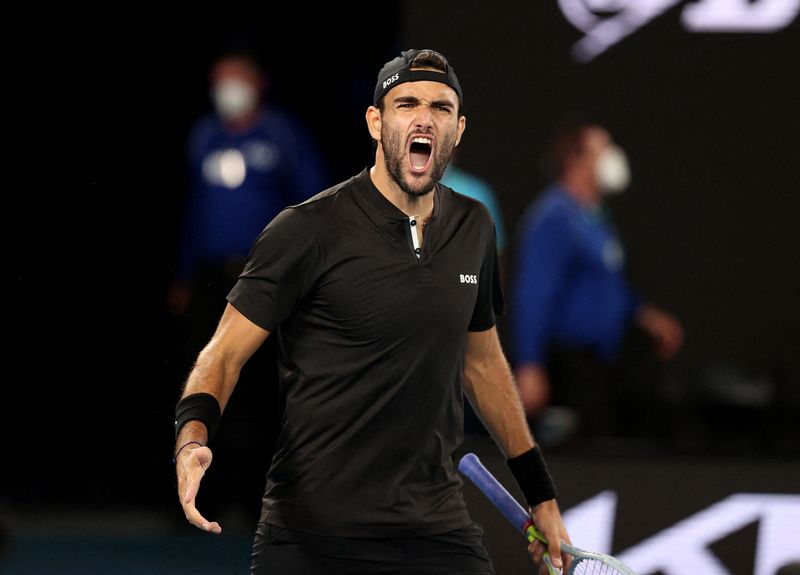 © Reuters. El tenista italiano Matteo Berrettini celebra luego de derrotar al francés Gael Monfils en un partido por cuartos del final del Abierto de Australia en Melbourne Park, Melbourne, Australia. 25 de enero, 2022. REUTERS/Loren Elliott