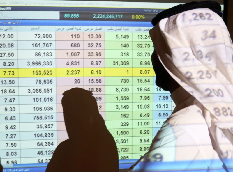 © Reuters. سعودي يتابع أسعار الأسهم على شاشة في بنك بالرياض. صورة من أرشيف رويترز. 
