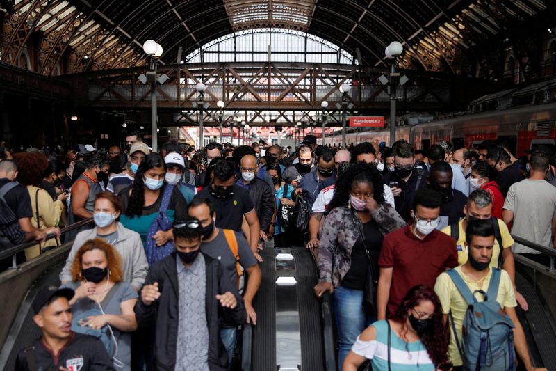 &copy; Reuters. FILE PHOTO: People use escalators after disembarking from a train at the Luz station in Sao Paulo, Brazil January 12, 2022. REUTERS/Amanda Perobelli/File Photo