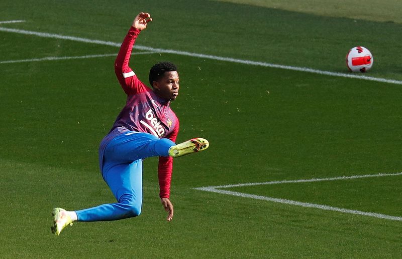 © Reuters. FOTO DE ARCHIVO: Fútbol - Entrenamiento del FC Barcelona - Camp Nou, Barcelona, España - 3 de enero de 2022. Ansu Fati, del FC Barcelona, durante el entrenamiento. REUTERS/Nacho Doce