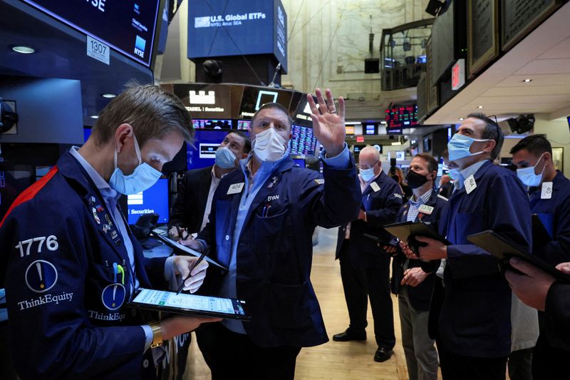 &copy; Reuters. Operadores trabalham no salão da Bolsa de Valores de Nova York, EUA
21/01/2022
REUTERS/Brendan McDermid