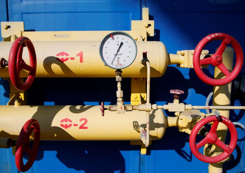 © Reuters. FOTO DE ARCHIVO: Una vista muestra válvulas, tuberías y un medidor en una estación de compresión de gas cerca de Uzhhorod, Ucrania. 7 de octubre de 2021. REUTERS/Gleb Garanich