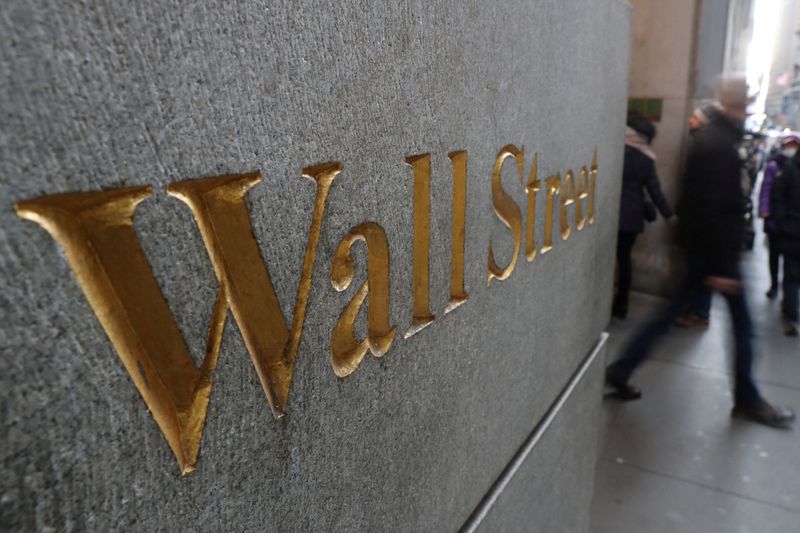 &copy; Reuters. L'insegna di Wall Street fuori dalla Borsa di New York. REUTERS/Shannon Stapleton