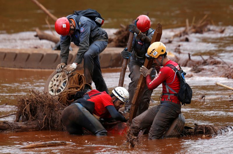 &copy; Reuters. Equipes de resgate trabalham após rompimento de barragem da Vale em Brumadinho
REUTERS/Adriano Machado