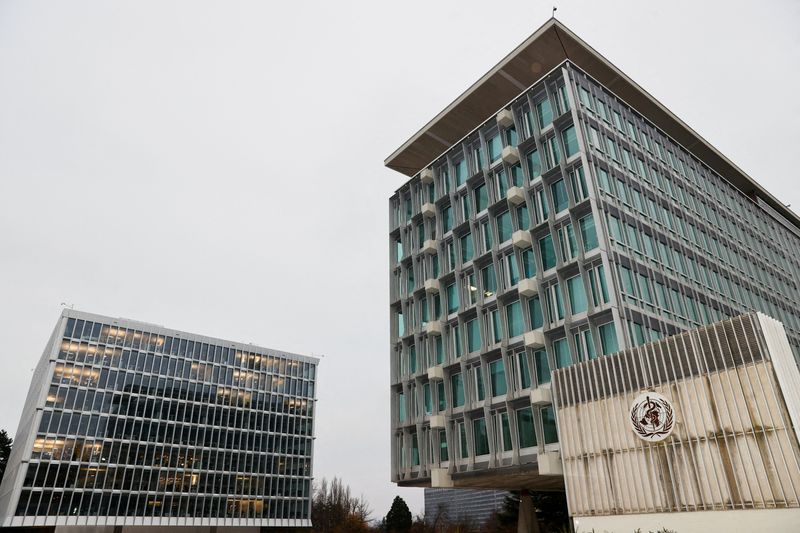 &copy; Reuters. FOTO DE ARCHIVO: El logotipo de la Organización Mundial de la Salud en el exterior de los antiguos y nuevos edificios de la OMS, en Ginebra, Suiza, 20 de diciembre de 2021. REUTERS/Denis Balibouse