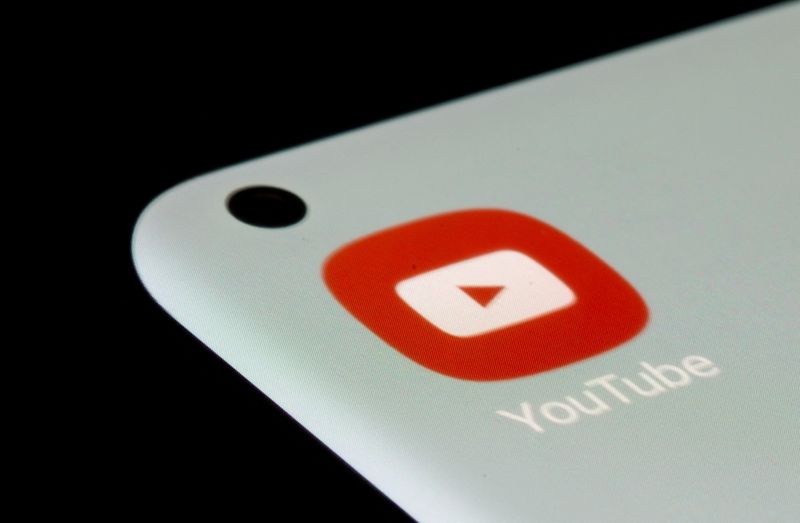 &copy; Reuters. FILE PHOTO: YouTube app is seen on a smartphone in this illustration taken, July 13, 2021. REUTERS/Dado Ruvic/Illustration/File Photo